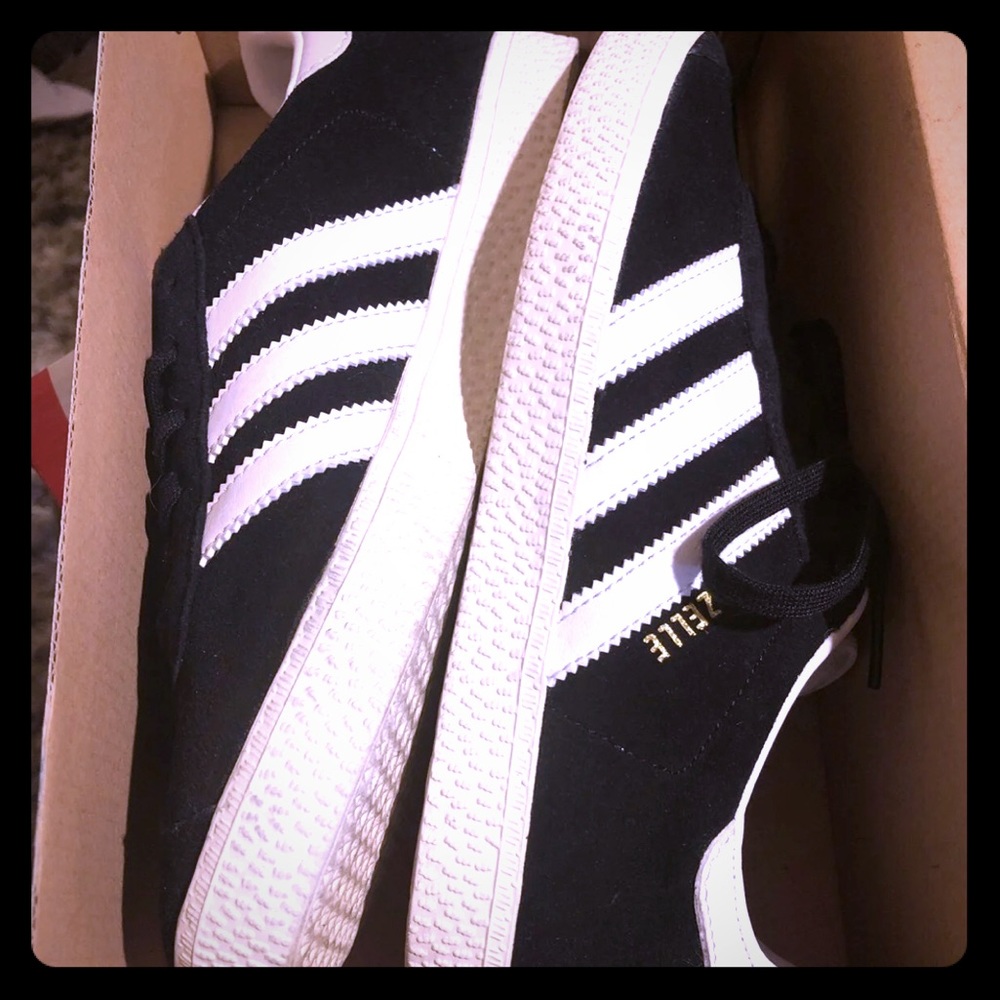 Adidas gazelle size 4Y.